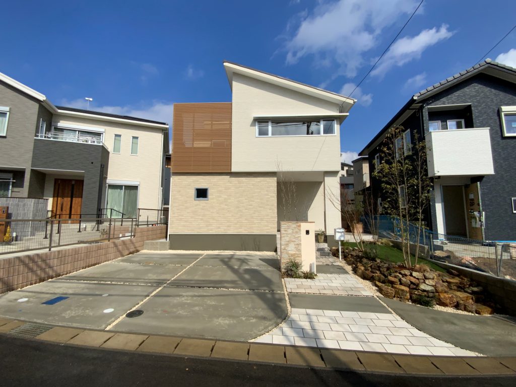 ファミリークローゼットとウッドデッキのある住まい